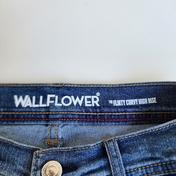 Wallflower Flirty Curvy High Rise Shorty Short Denim Button Blue Stretch Sz 3 - Picture 6 of 9